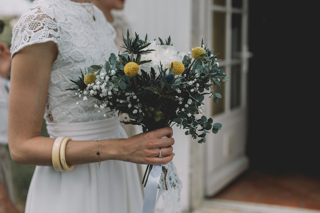 robe de mariage sur mesure et bouquet de fleurs