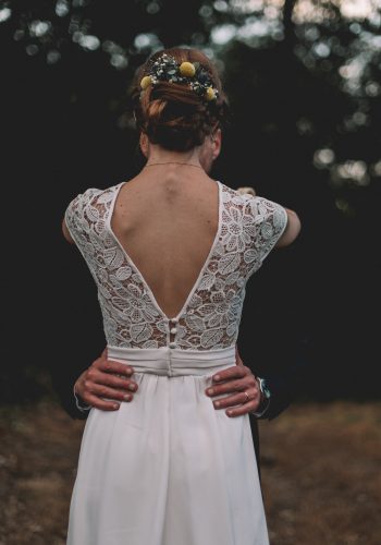 Mariée en robe de mariage blanche danse avec son mari