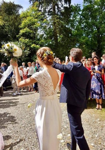 Les mariées célèbrent leur mariage devant leurs proches.
