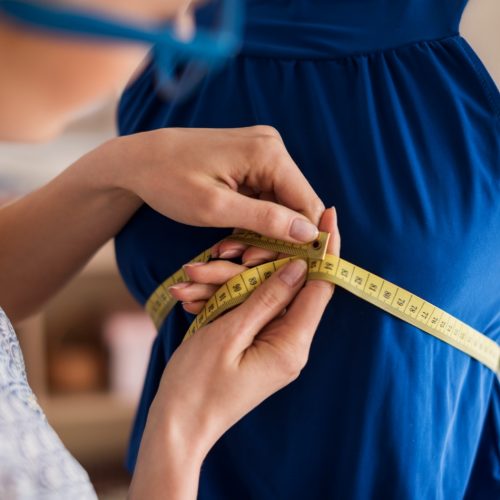 mesurer-une-robe-bleu-sur-un-mannequin